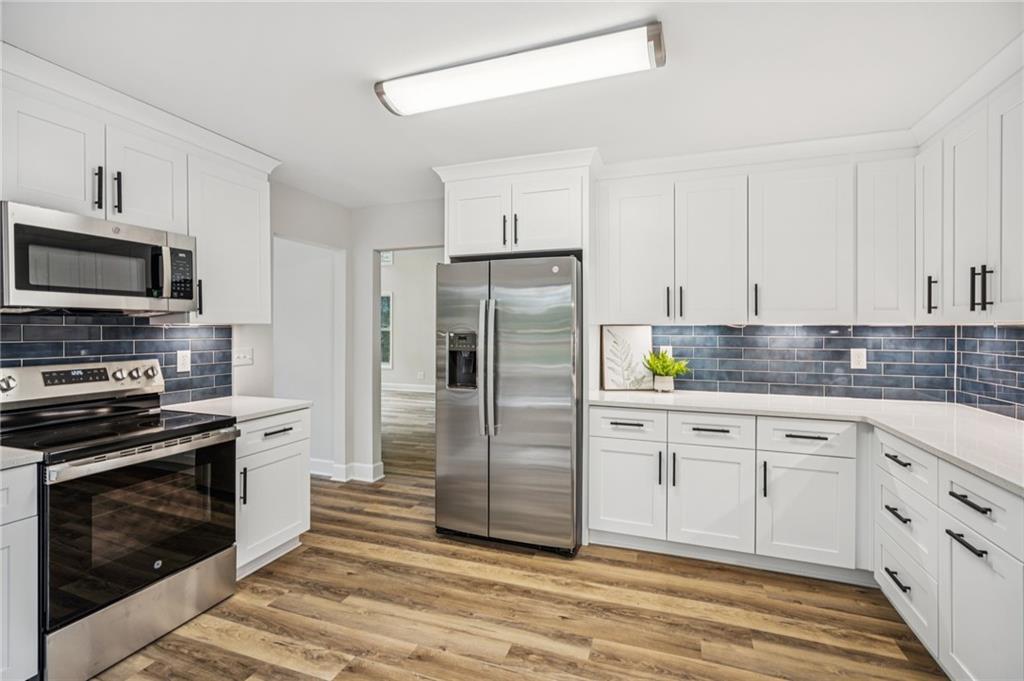6055 Lakeside Court