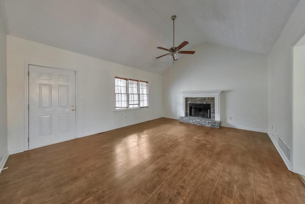 304 Queensbury Walk
