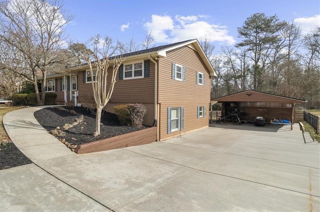 513 Rivercrest Drive