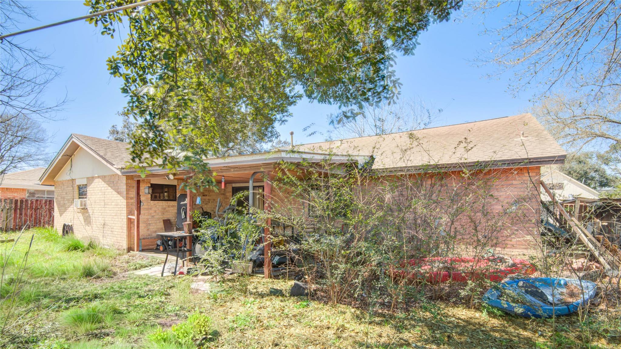 4112 Pine Shadows Street