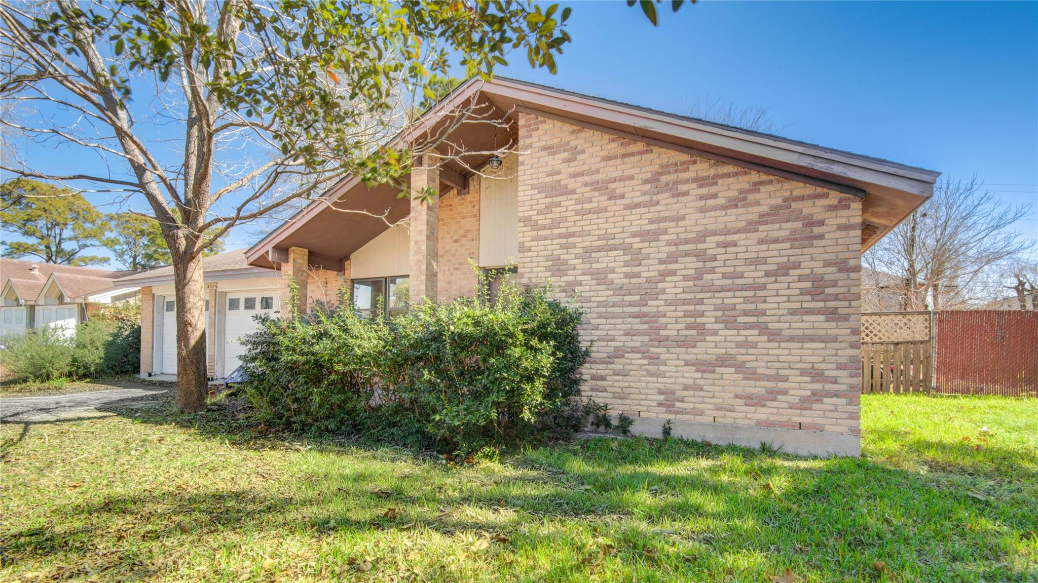 4112 Pine Shadows Street