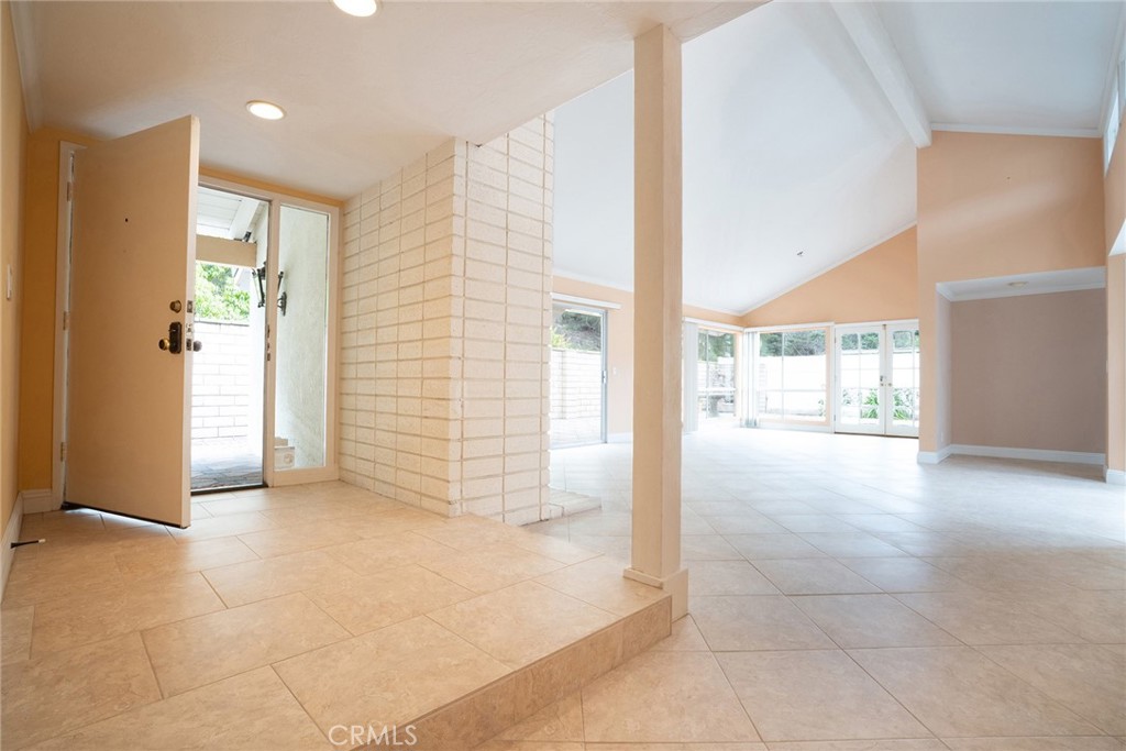 303 Calle Escuela