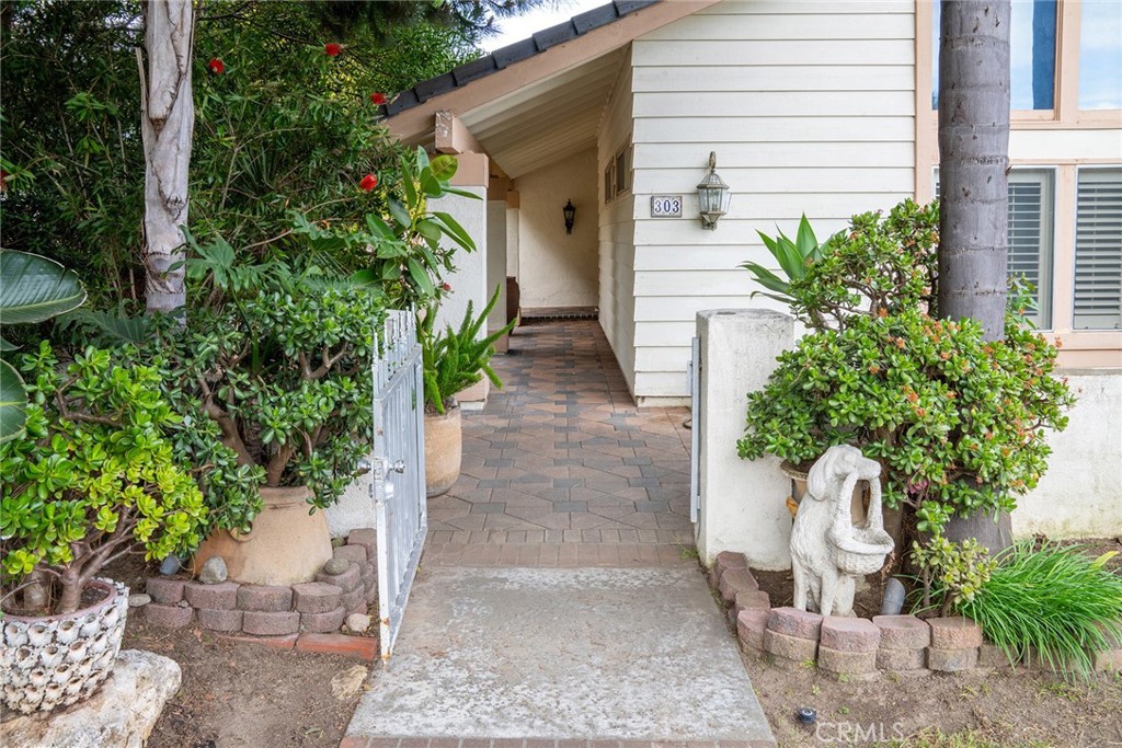 303 Calle Escuela