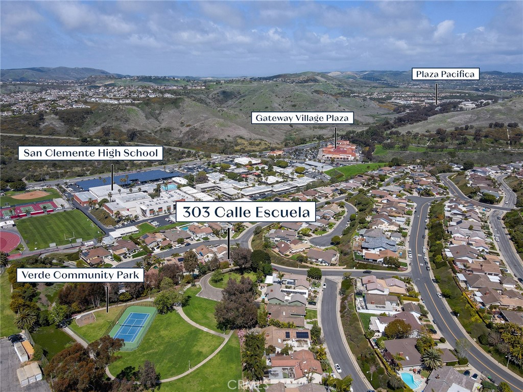 303 Calle Escuela