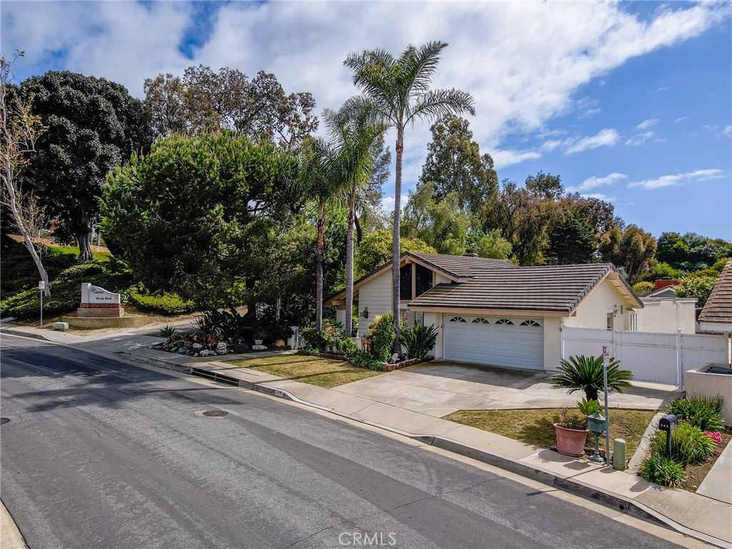 303 Calle Escuela