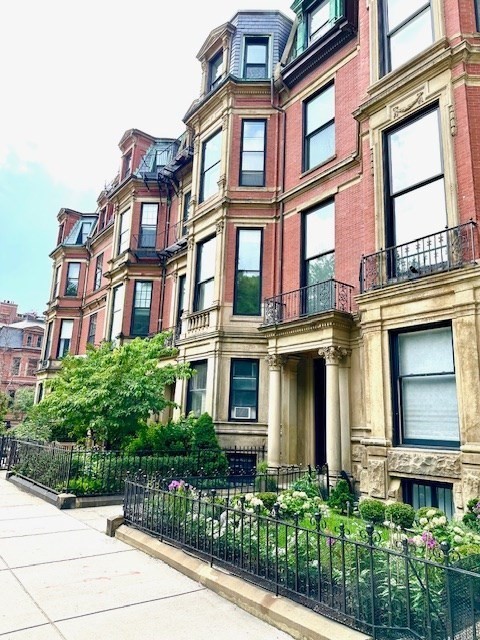 133 Commonwealth Ave # 1