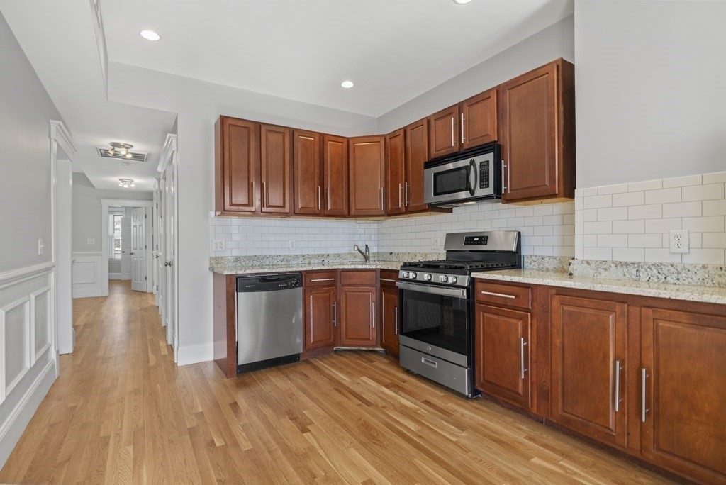 633 E 7th St # 3