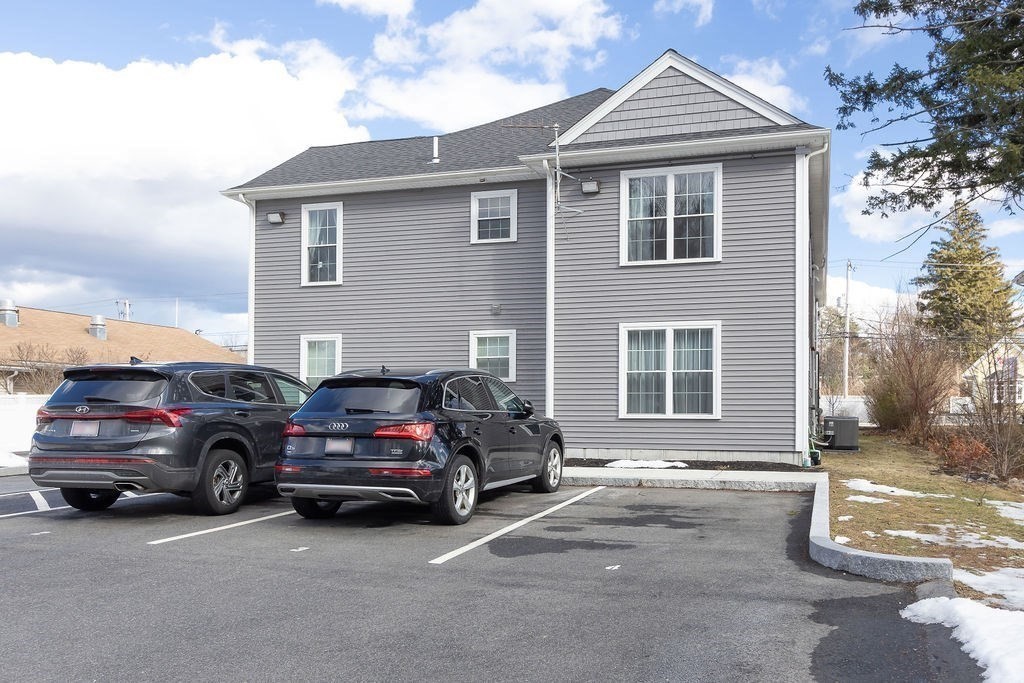 1093 Main St # 4