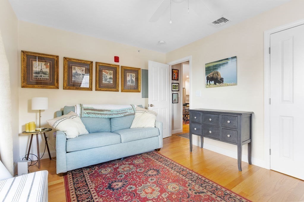 1093 Main St # 4