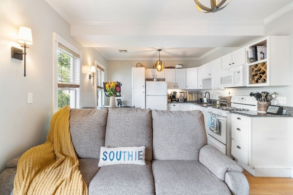 296 W 3rd # 2