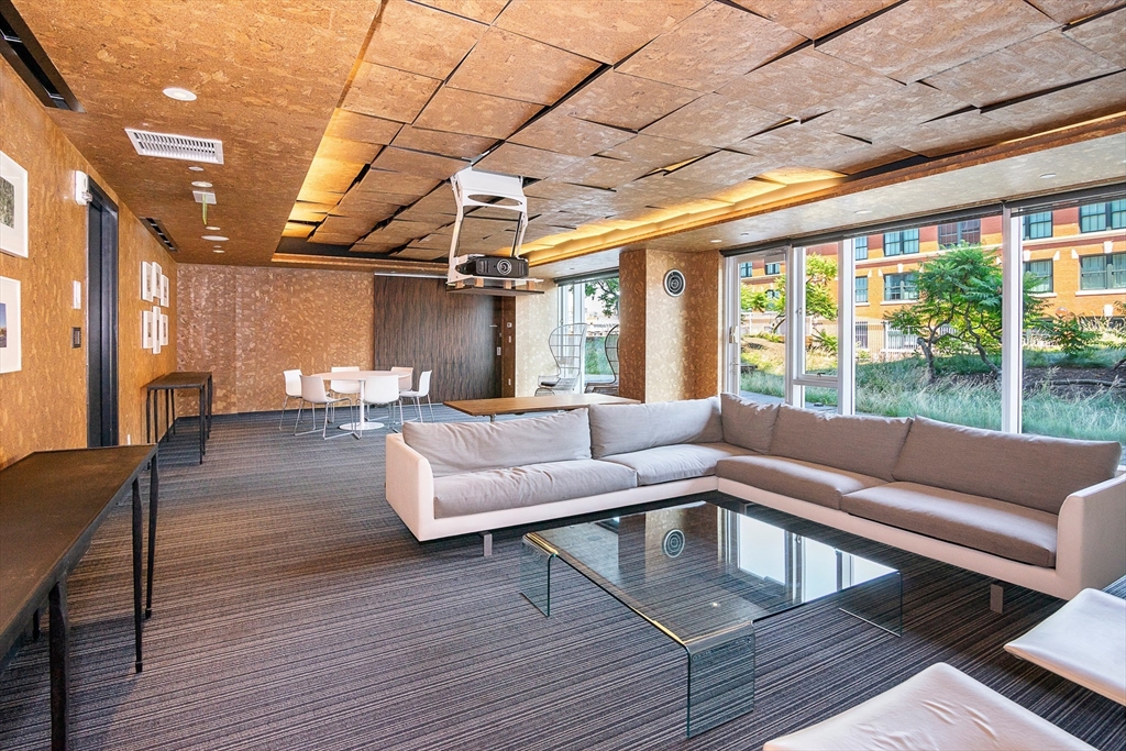 9 W Broadway # 210