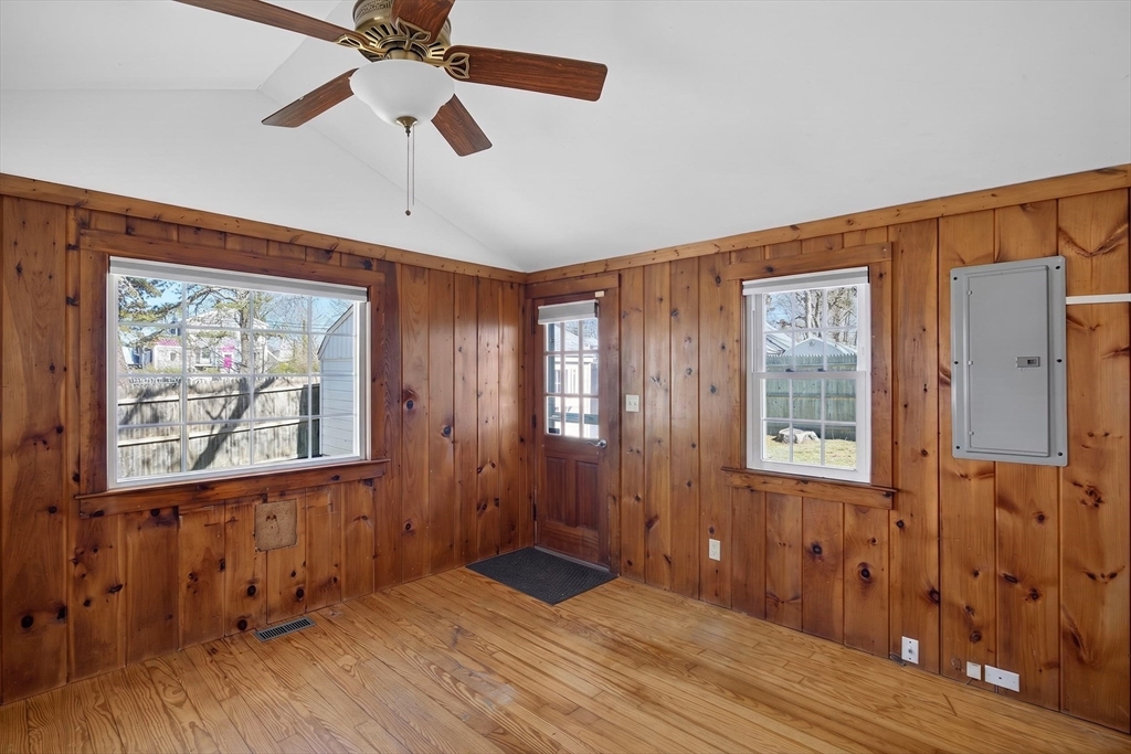 9 Mayflower Rd