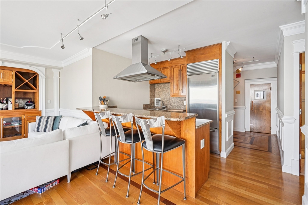 65 E India Row Unit: PHE
