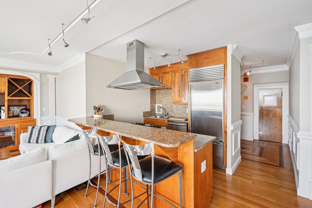 65 E India Row Unit: PHE