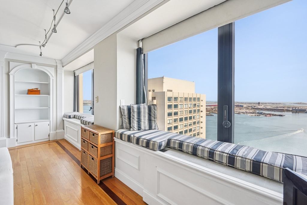 65 E India Row Unit: PHE