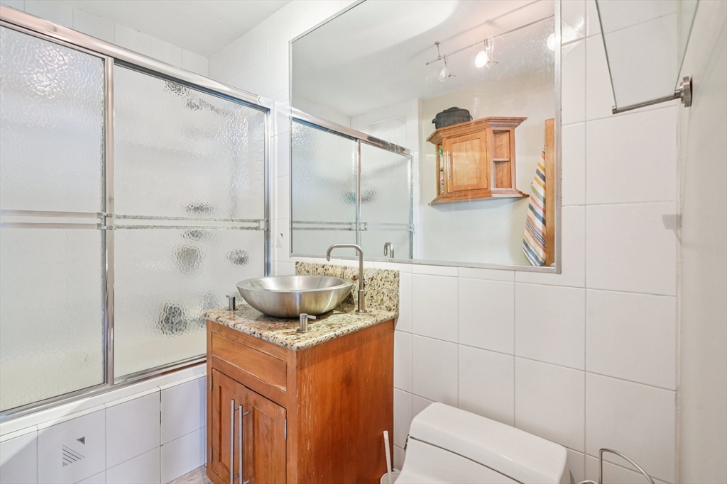 65 E India Row Unit: PHE