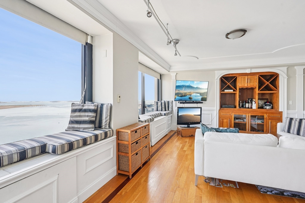 65 E India Row Unit: PHE