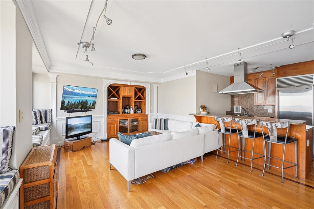 65 E India Row Unit: PHE