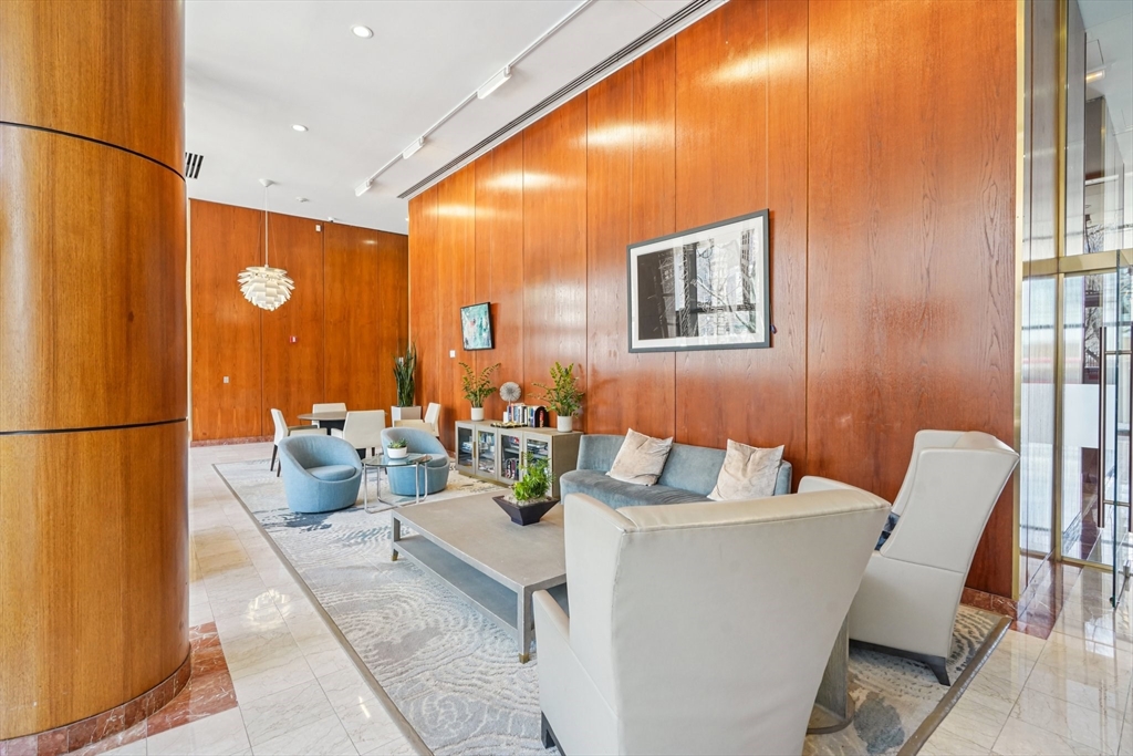 65 E India Row Unit: PHE