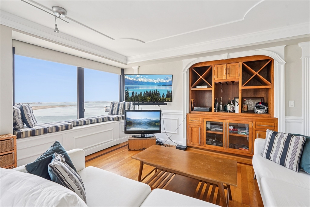 65 E India Row Unit: PHE