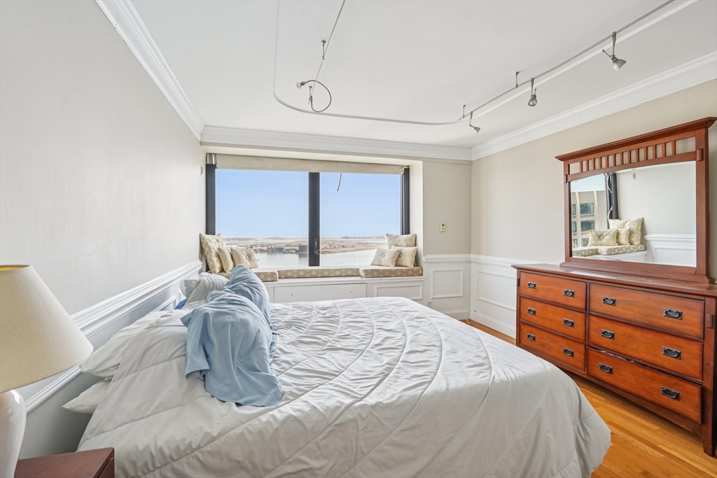 65 E India Row Unit: PHE