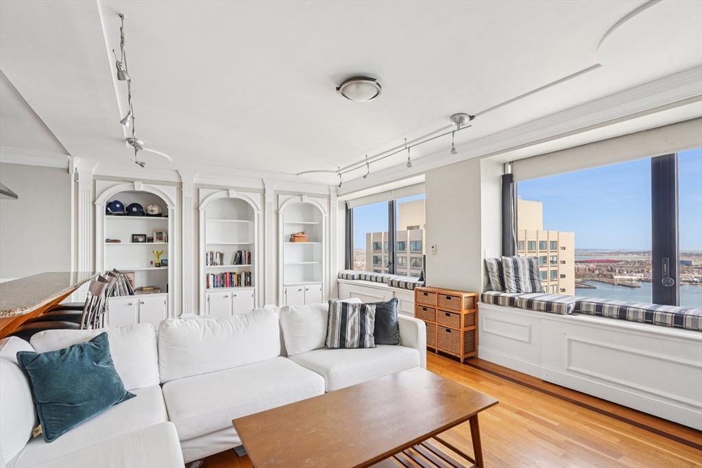 65 E India Row Unit: PHE