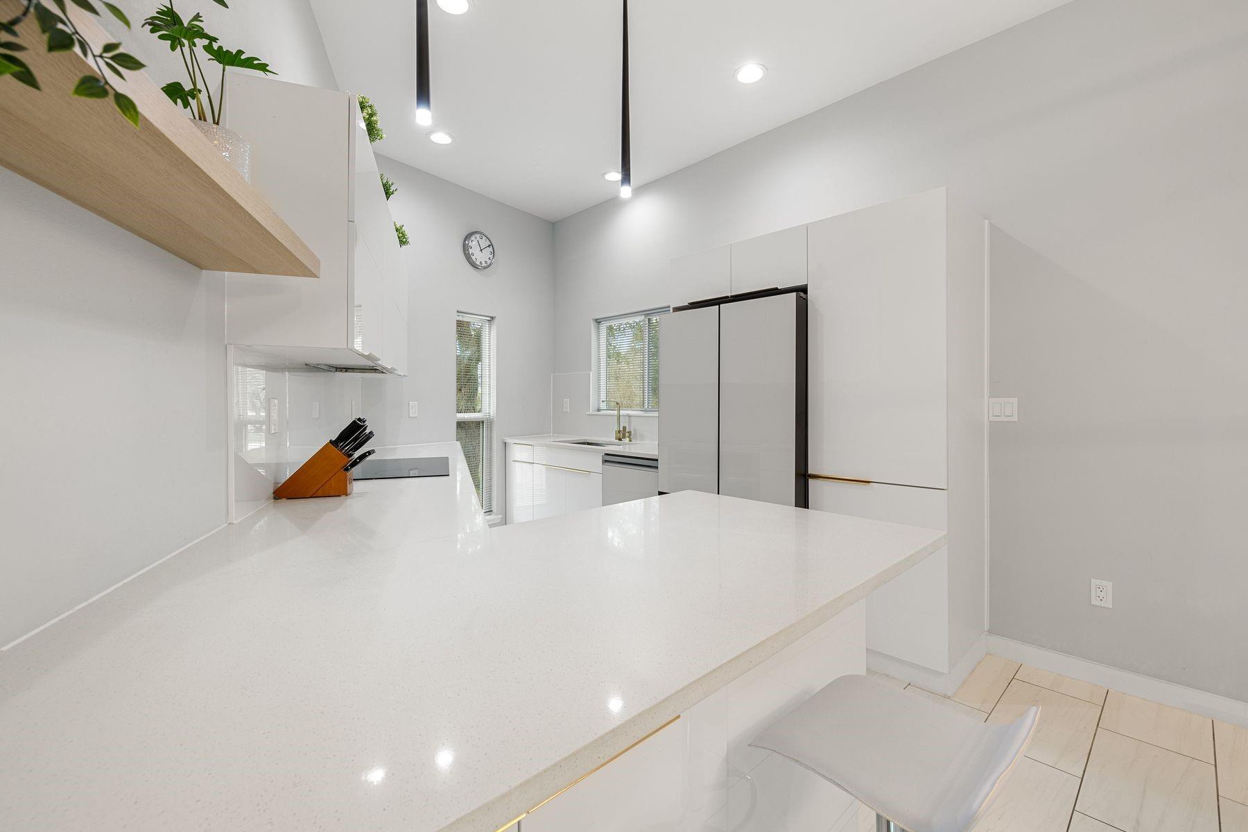 10901 Travis DR