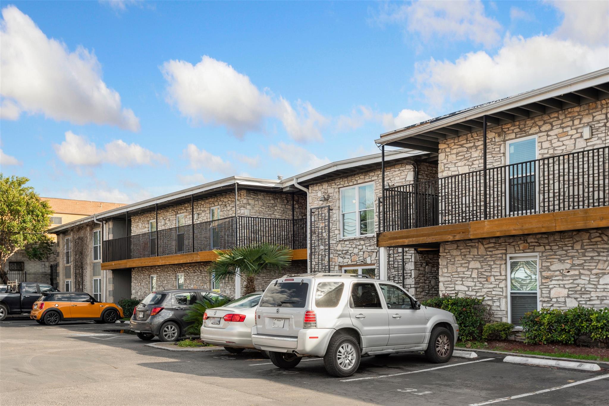 2401 Manor RD # 209