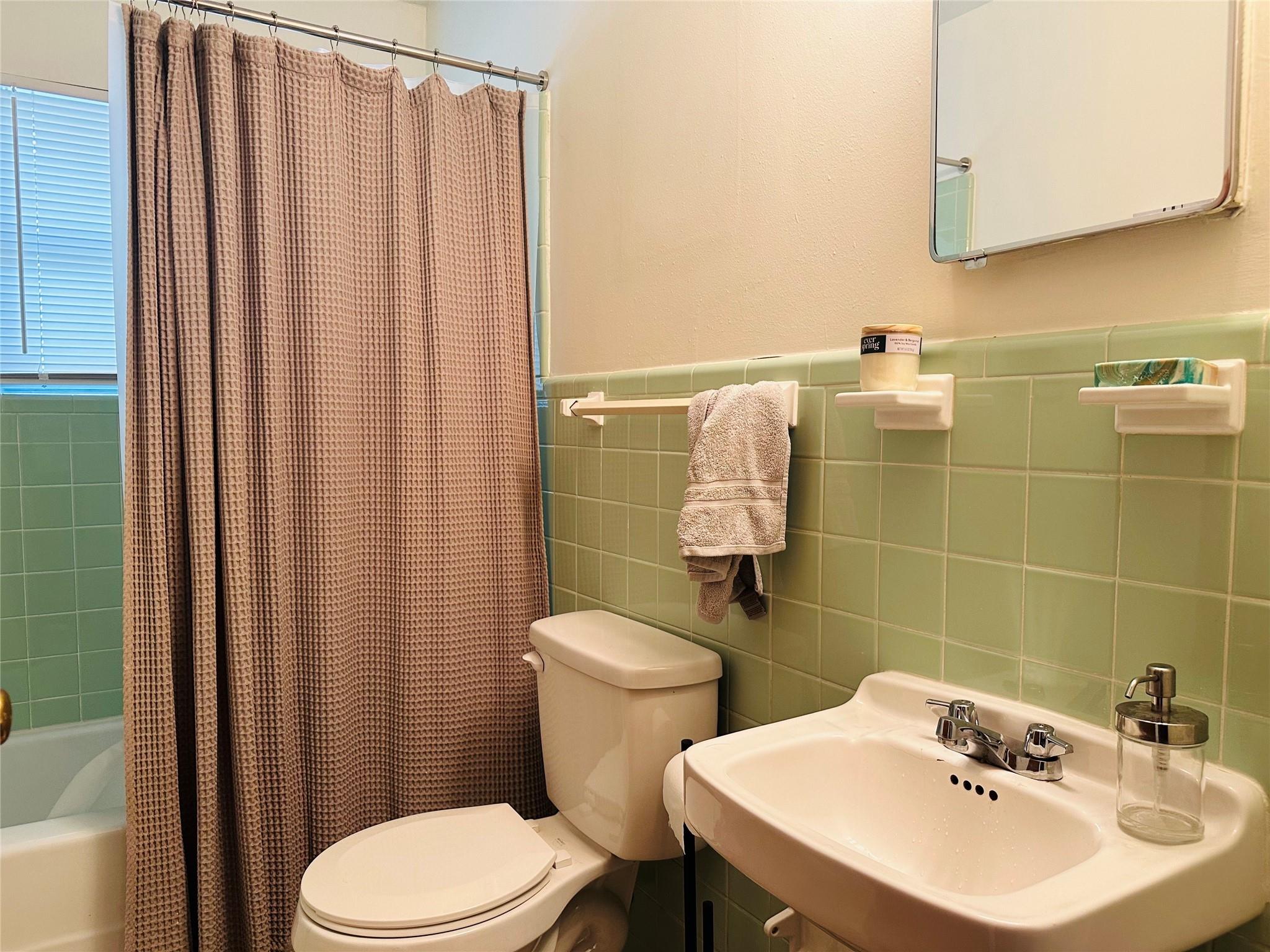 1806 Barbara ST