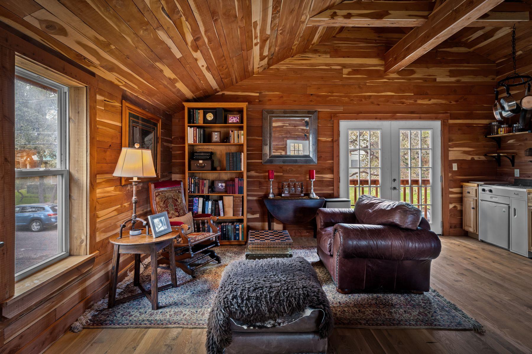 2703 De Soto DR
