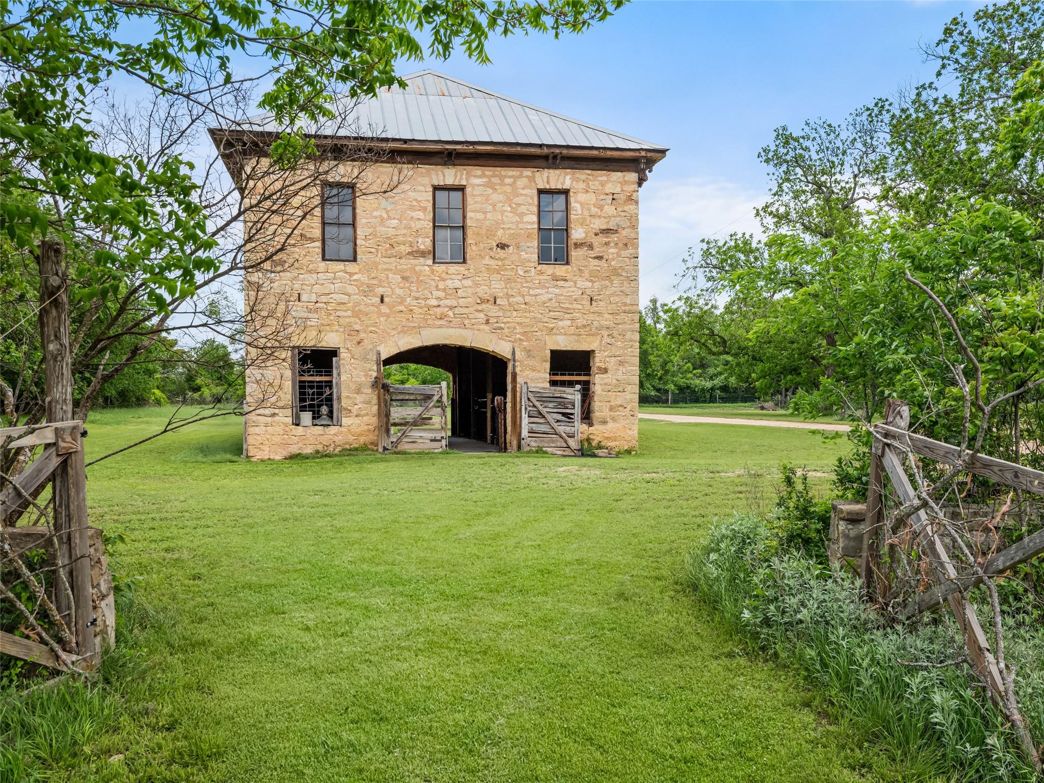 426 E Ranch Road 962 East