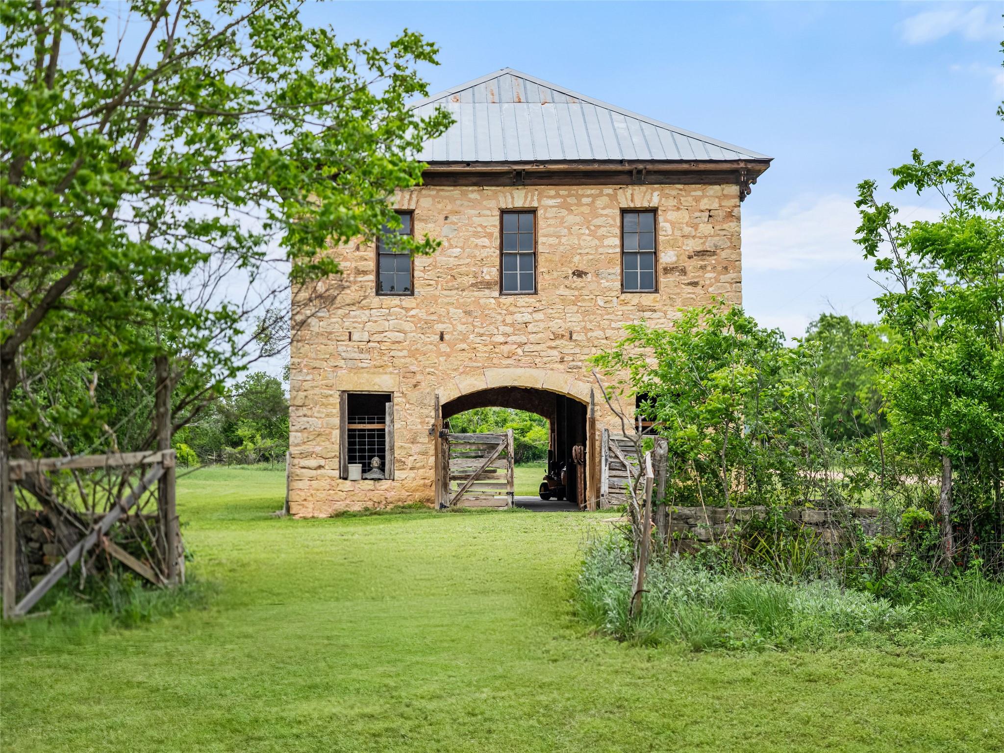 426 E Ranch Road 962 East