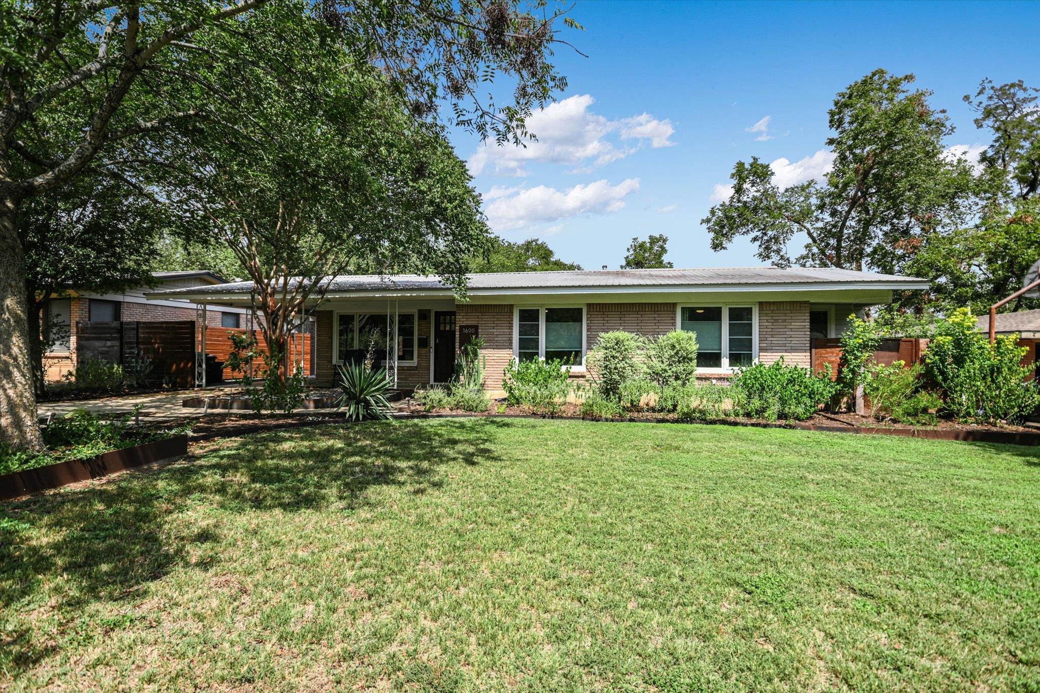 1600 Larkwood DR