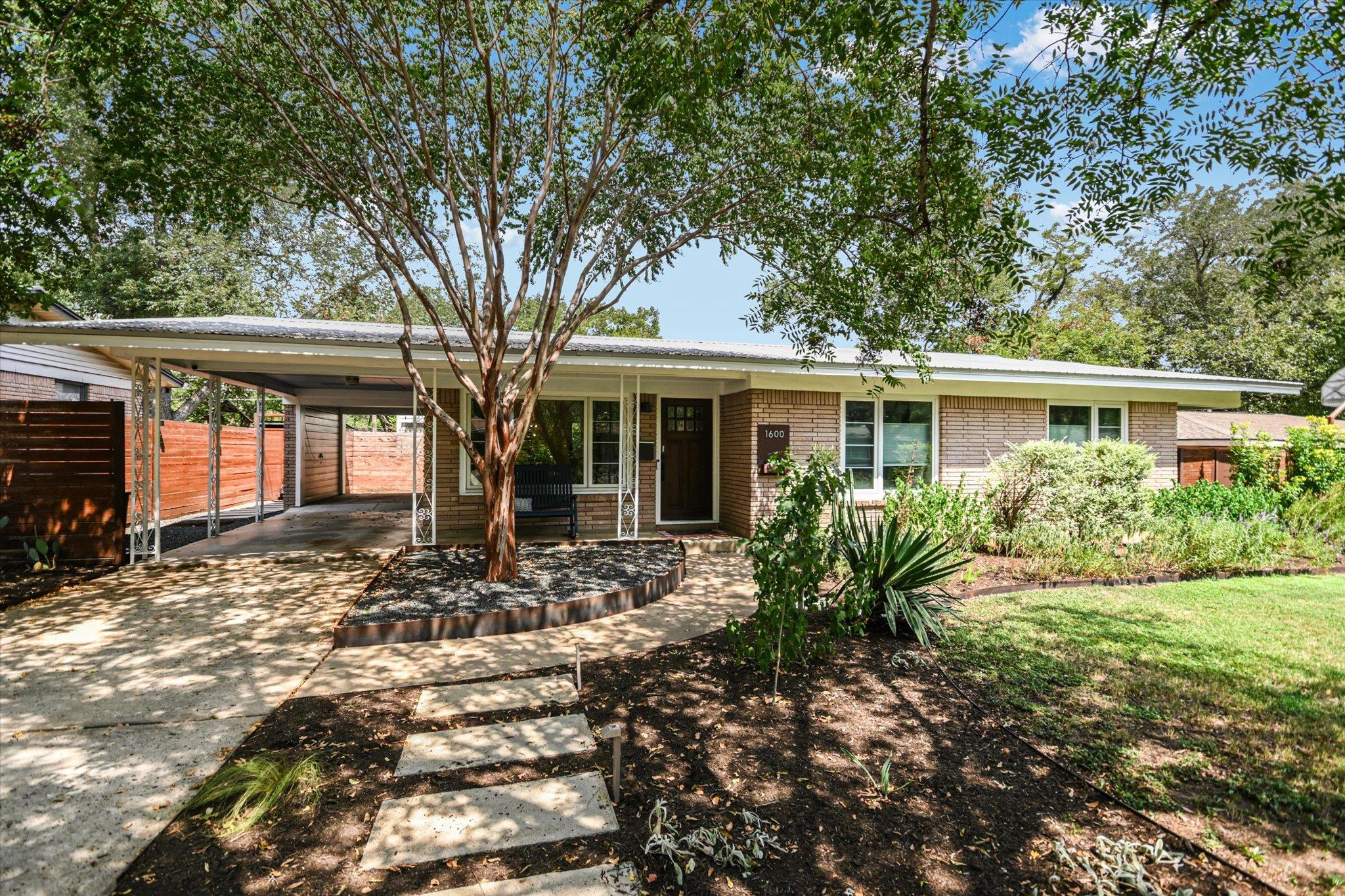 1600 Larkwood DR