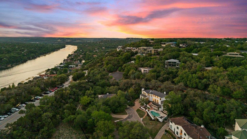 3913 Bonnell DR