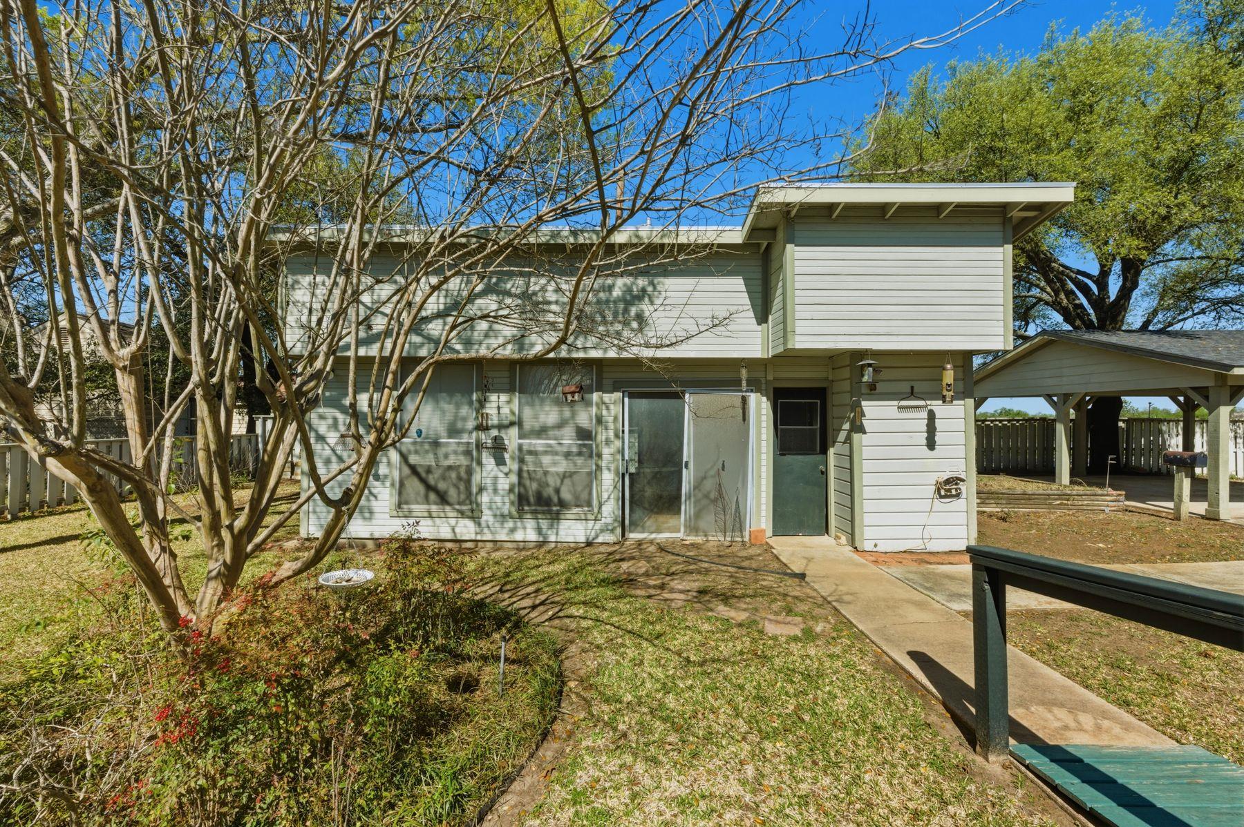100 W 11th ST