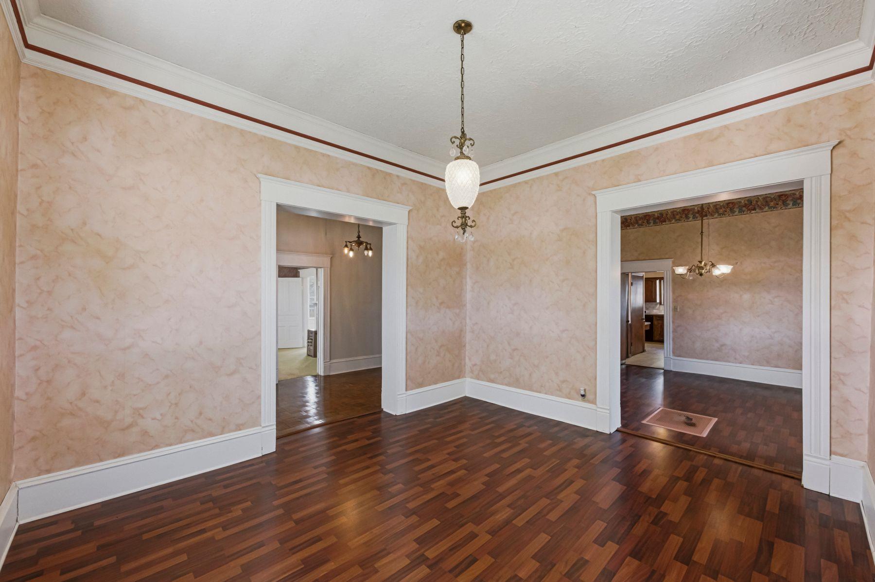 100 W 11th ST