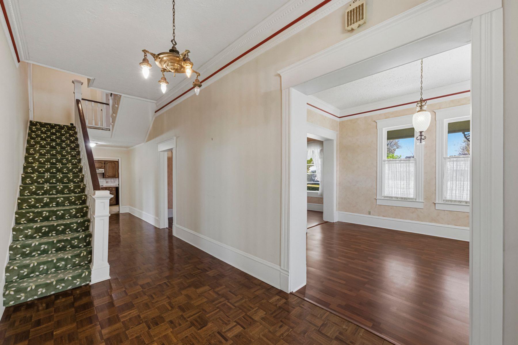 100 W 11th ST