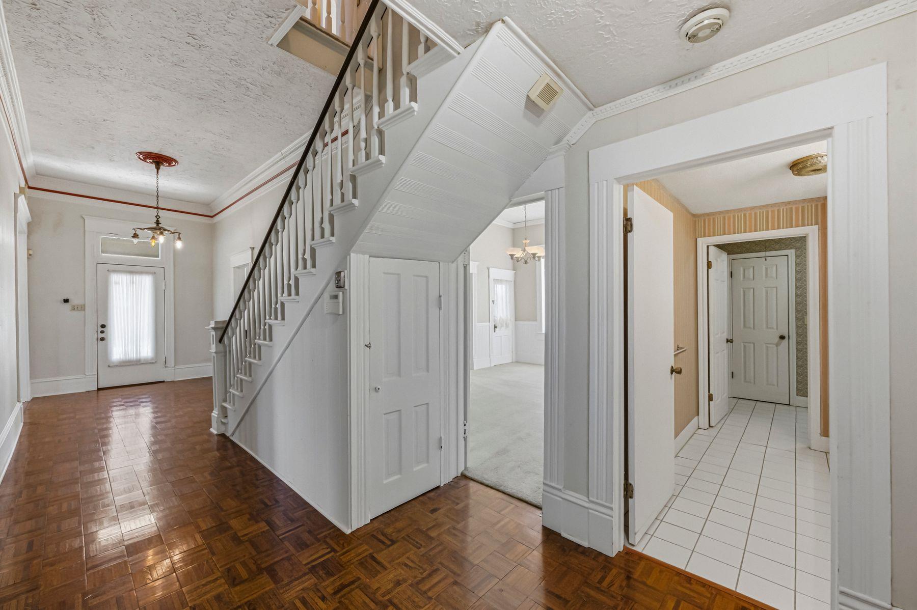 100 W 11th ST