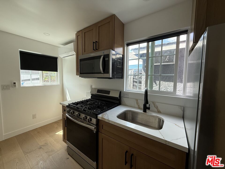 9506 S San Pedro