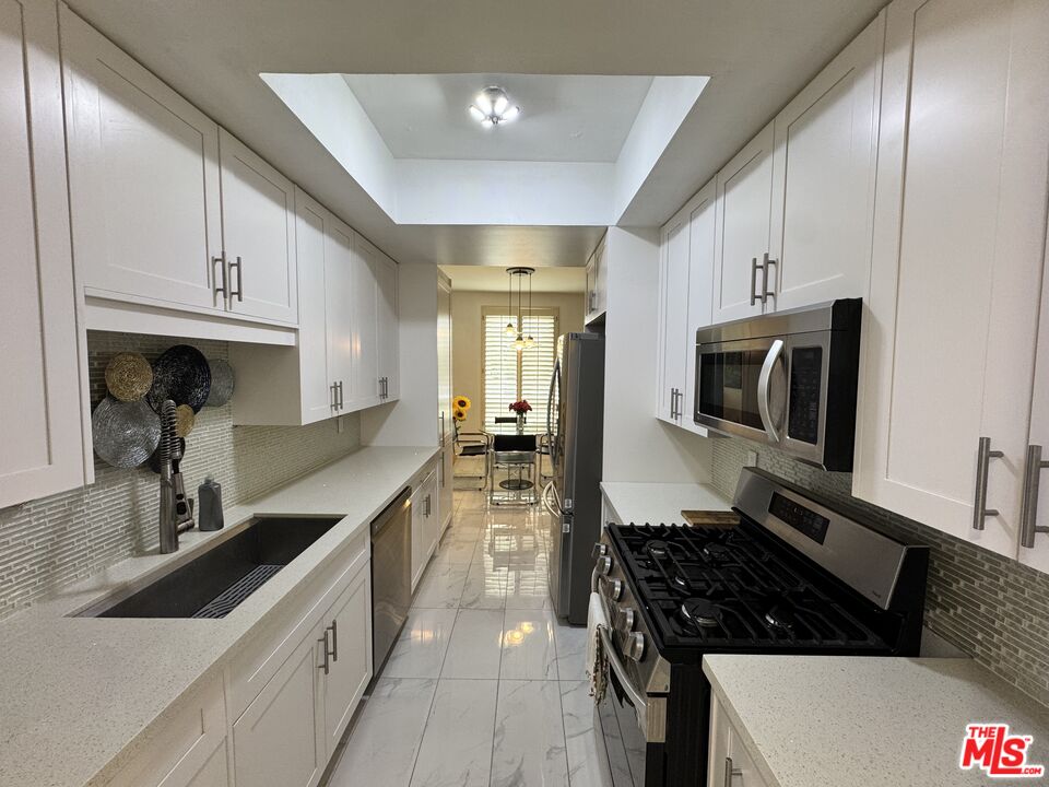 1002 S Burnside Ave Unit: 204