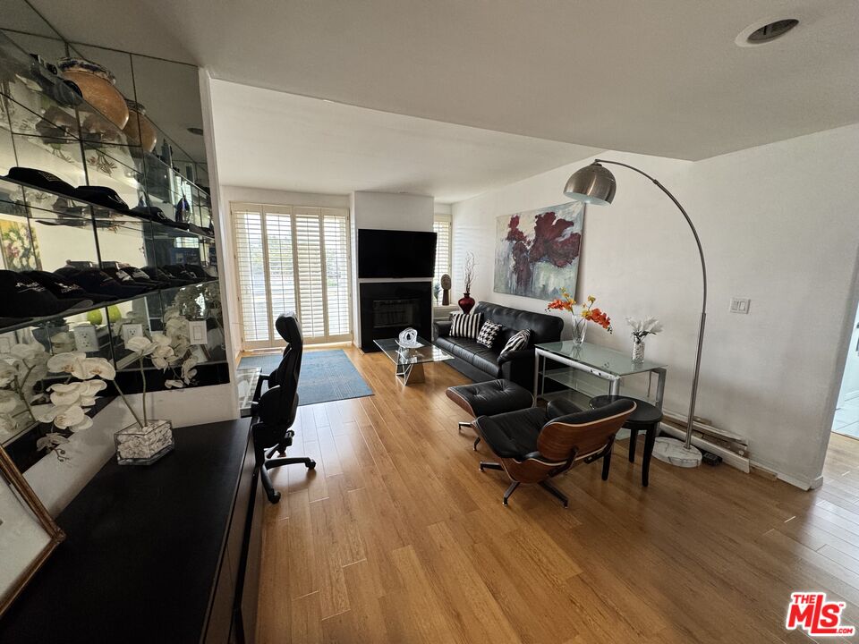 1002 S Burnside Ave Unit: 204