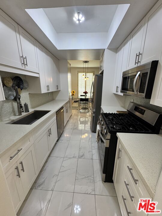 1002 S Burnside Ave Unit: 204