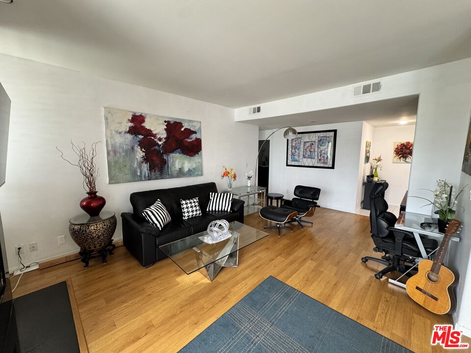 1002 S Burnside Ave Unit: 204