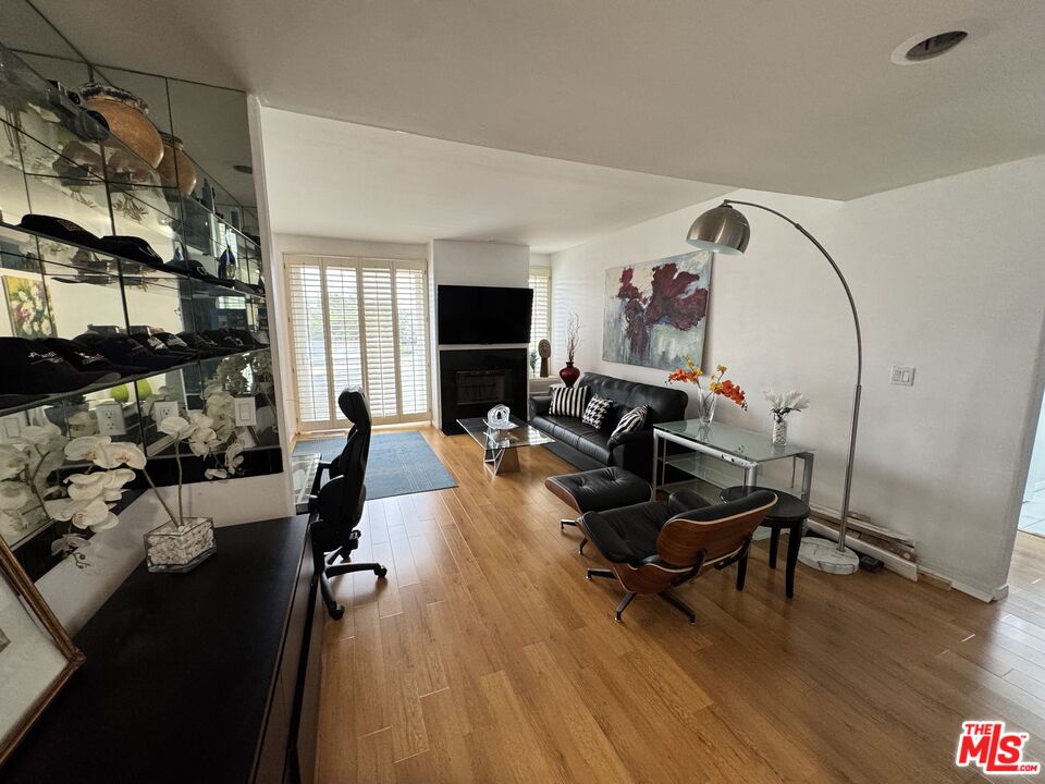 1002 S Burnside Ave Unit: 204