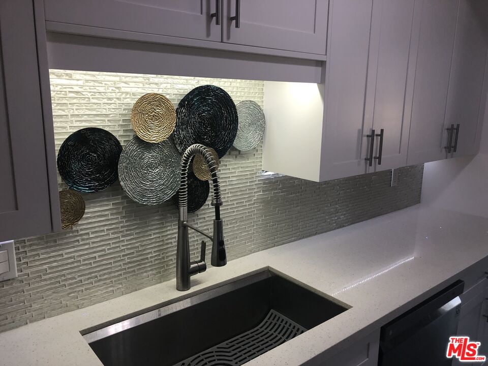 1002 S Burnside Ave Unit: 204