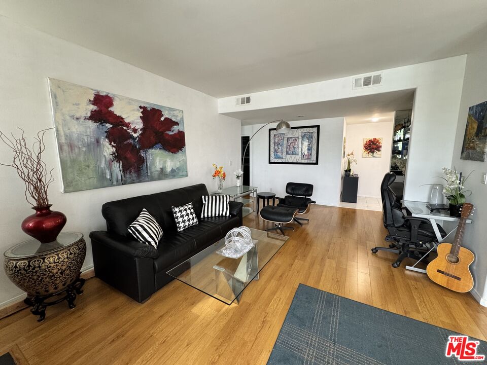 1002 S Burnside Ave Unit: 204