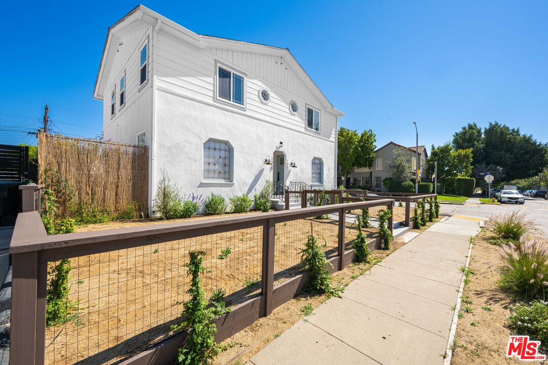 5317 Saturn St