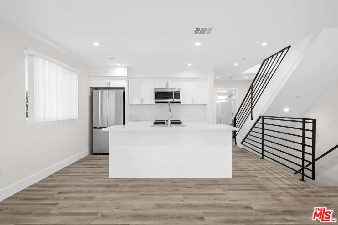 636 W 76th St
