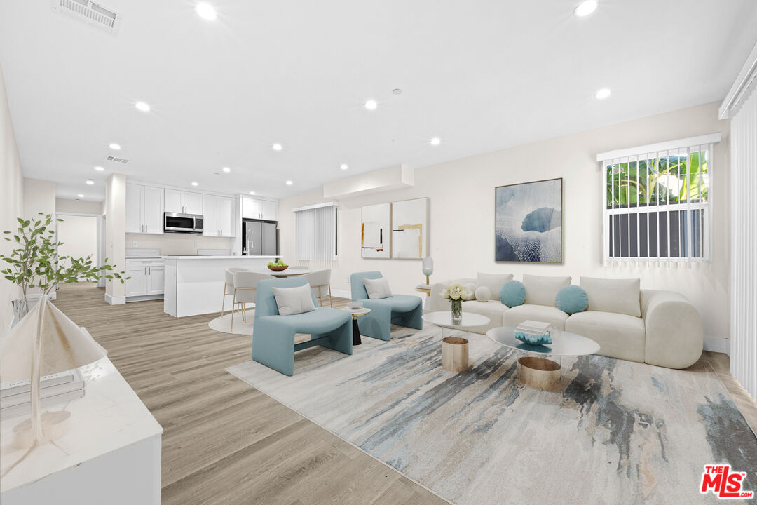 636 W 76th St